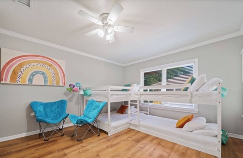 Del Mar House | Spacious MCM vacation home w/ private pool in the heart of Corpus Christi!!!!!!!