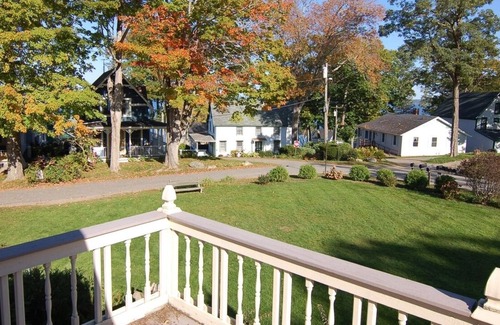 Bayside Cottage | Spacious mid coast cottage in historic Bayside Village