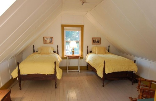 Bayside Cottage | Spacious mid coast cottage in historic Bayside Village
