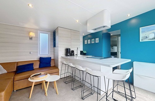 Jullouville-les-Pins House | Spacious Mobile Home, 40m², 3BR, 2BA, Pools, Beach Access, Centrally Located