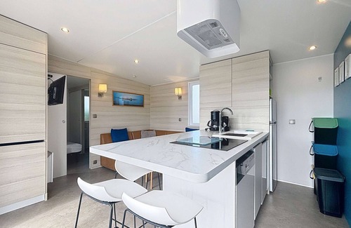 Jullouville-les-Pins House | Spacious Mobile Home, 40m², 3BR, 2BA, Pools, Beach Access, Centrally Located