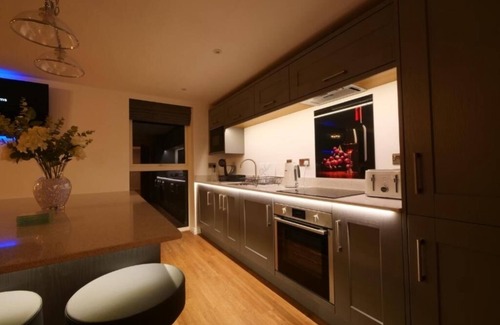 York Apartment | Spacious Modern 2bedroom 2 bathrooms with Private Balcony & Stunning Views