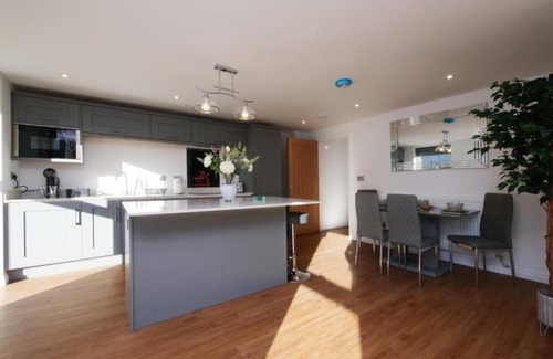 York Apartment | Spacious Modern 2bedroom 2 bathrooms with Private Balcony & Stunning Views