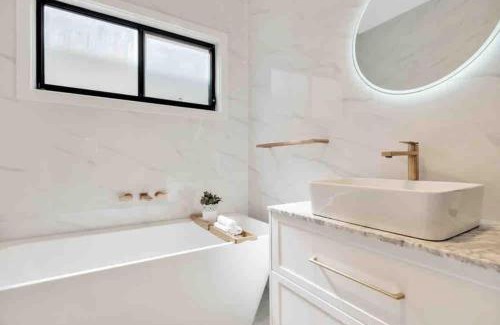 Merewether House | Spacious modern 3 bdr home minutes from beach