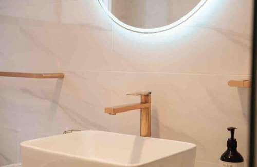 Merewether House | Spacious modern 3 bdr home minutes from beach