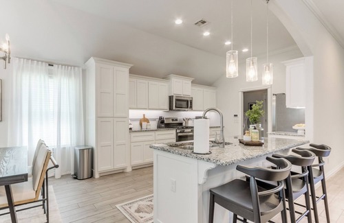 Moore House | Spacious Modern Comfort | Fabulous 15th!