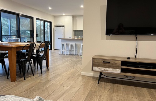 Loch Sport House | Spacious modern Gem Cozy Haven free Wi-Fi & near Beach, Lake & National Park.