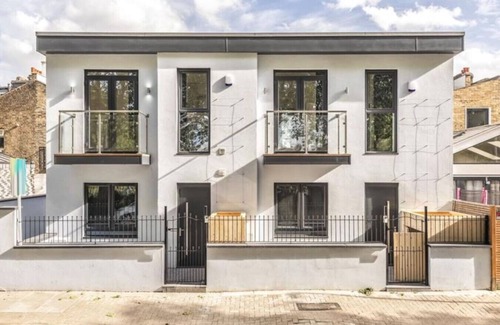 Southfields House | Spacious Modern House 3BR 3BA Balcony Park View