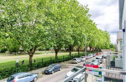 Southfields House | Spacious Modern House 3BR 3BA Balcony Park View