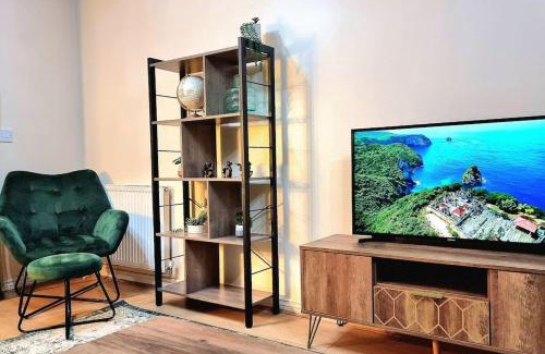 Birstall House | Spacious Modern House with Great Transport Links and Long Stay Discounts