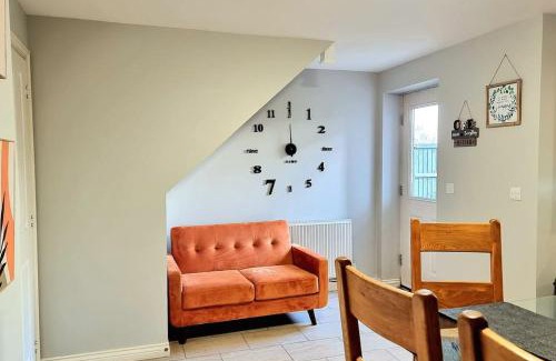 Birstall House | Spacious Modern House with Great Transport Links and Long Stay Discounts