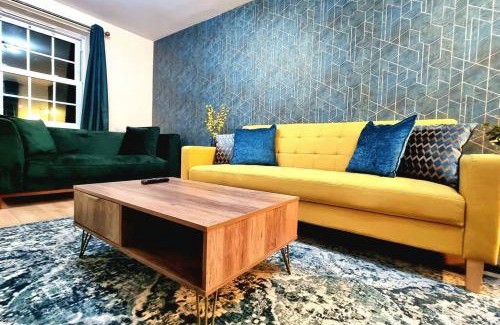 Birstall House | Spacious Modern House with Great Transport Links and Long Stay Discounts