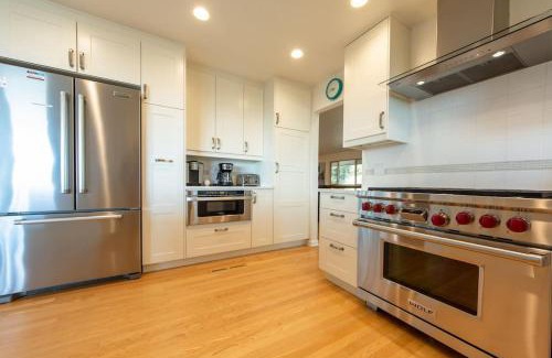 Skyway Villa | Spacious Modern City View Mountain Home