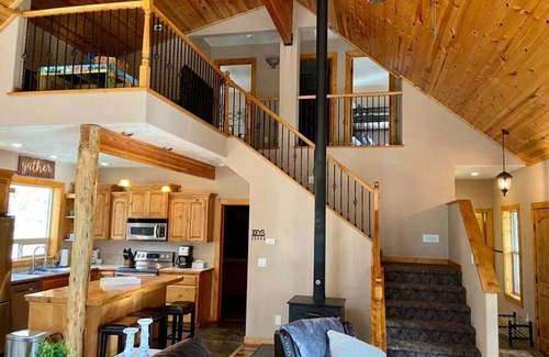 Donnelly Apartment | Spacious Mountain Cabin w/Hot Tub & Bunkhouse