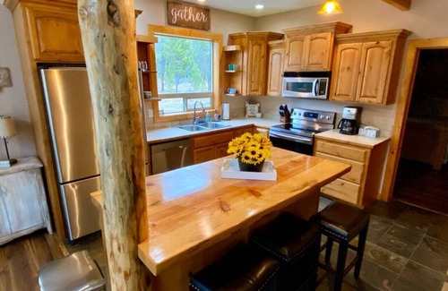 Donnelly Apartment | Spacious Mountain Cabin w/Hot Tub & Bunkhouse