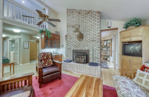 Warren Condo | Spacious mountain view condo with library & gas fireplace - near skiing