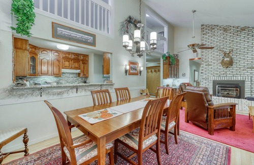 Warren Condo | Spacious mountain view condo with library & gas fireplace - near skiing