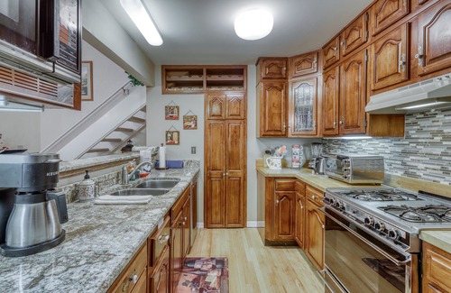 Warren Condo | Spacious mountain view condo with library & gas fireplace - near skiing