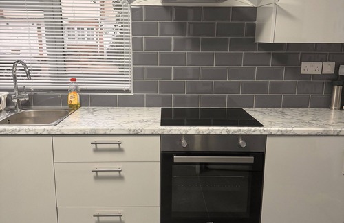 Havering House | Spacious, Newly Decorated 4bedroom Family House in a quiet residential area