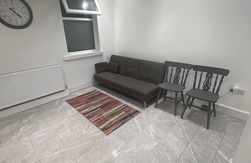 East Ham North Apartment | Spacious & Newly Renovated 4BD House — East Ham!