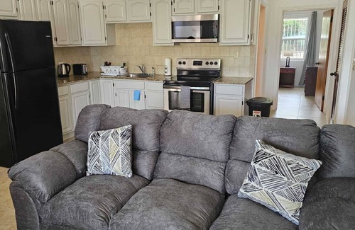 Crosbies Apartment | Spacious Ocean-View 2-Bedroom Apartment with Full Kitchen & Balcony