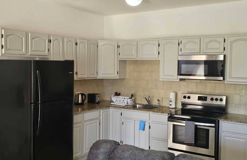 Crosbies Apartment | Spacious Ocean-View 2-Bedroom Apartment with Full Kitchen & Balcony