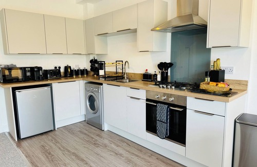 Bonchurch Apartment | Spacious One Bed Apt With Scenic Views