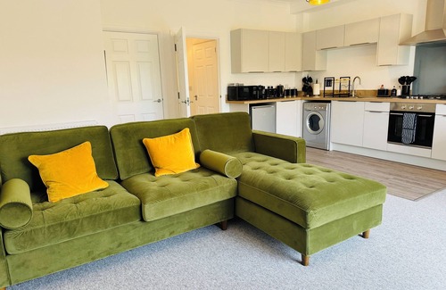 Bonchurch Apartment | Spacious One Bed Apt With Scenic Views