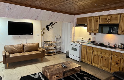Culver - West Apartment | SPACIOUS ONE BEDROOM APARTMENT VERY CLOSE TO VENICE BEACH with washer/dryer