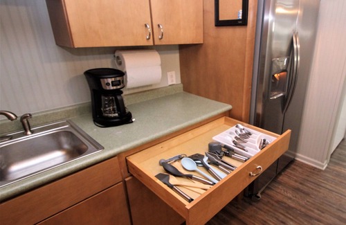 Waterford Cottage | Spacious, Open Concept, Pet Friendly, Lakefront Cottage w/Hot Tub outside Erie