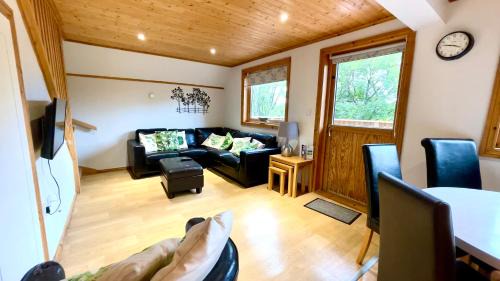Liverton House | Spacious Primrose Lodge for 6 with Hot Tub at a Spa Resort