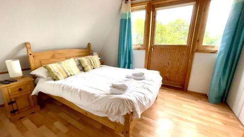 Liverton House | Spacious Primrose Lodge for 6 with Hot Tub at a Spa Resort
