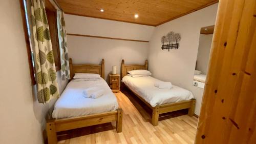 Liverton House | Spacious Primrose Lodge for 6 with Hot Tub at a Spa Resort