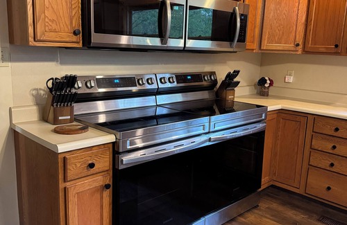 Tylersville Cabin | Spacious Private 9 bedroom lodge AC, hot tub, fire pit, fire place, 212 acres