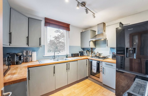 Dartford Apartment | Spacious Private Apartment in Central Dartford with Free Parking. TFL Zone 6n