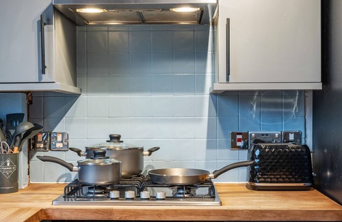 Dartford Apartment | Spacious Private Apartment in Central Dartford with Free Parking. TFL Zone 6n