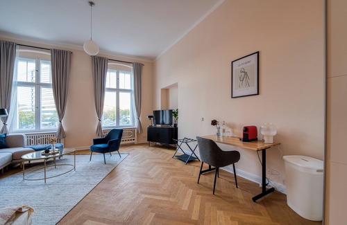 Wilmersdorf Apartment | Spacious & Private Apartment, Sleeps 6, Family & Group Friendly, 70m to Metro
