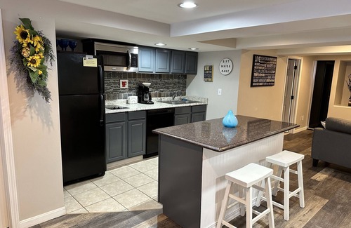 Lyndon House | Spacious, private1 bed/1bath w/steam sauna