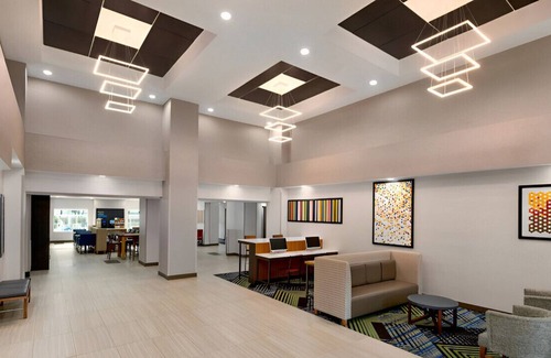Pembroke Pines House | Spacious & Relaxing Suite with a Touch