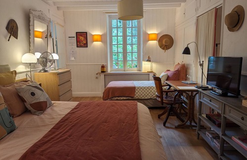 Presnoy Bed & Breakfast | Spacious room, private entrance, pets allowed, WiFi
