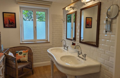 Presnoy Bed & Breakfast | Spacious room, private entrance, pets allowed, WiFi