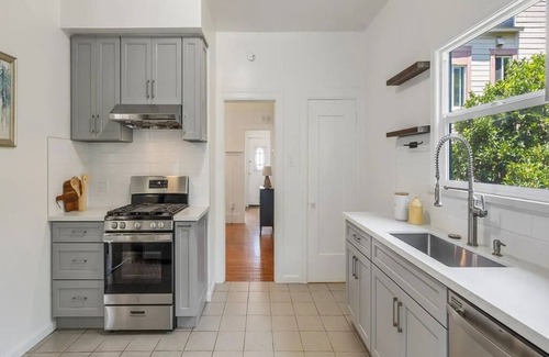 Chinatown House | Spacious Room w/Private Bath, Prime Location Near Lake Merritt BART & SF Access
