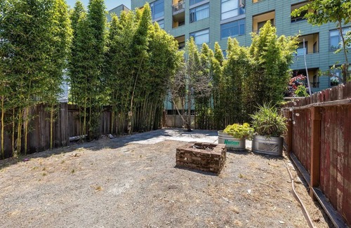 Chinatown House | Spacious Room w/Private Bath, Prime Location Near Lake Merritt BART & SF Access