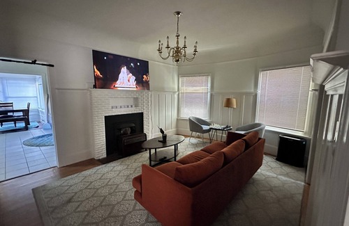 Chinatown House | Spacious Room w/Private Bath, Prime Location Near Lake Merritt BART & SF Access