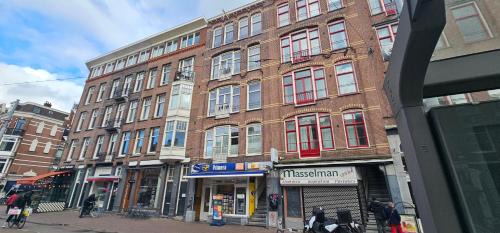 Helmersbuurt House | Spacious Room with private king bathroom