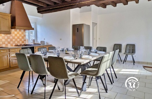 Chantrigne Cottage | Spacious rural retreat in Chantrigné for 14 guests with games room