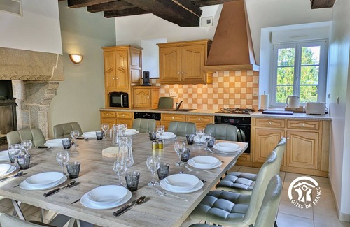 Chantrigne Cottage | Spacious rural retreat in Chantrigné for 14 guests with games room