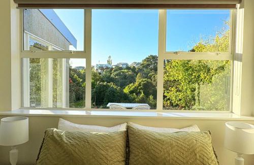 Kohimarama House | Spacious & Secluded Bush-View Suite in Kohimarama