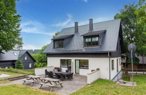 Friedrichshoehe House | Spacious semi-detached house with wood stove located directly on the Rennsteig