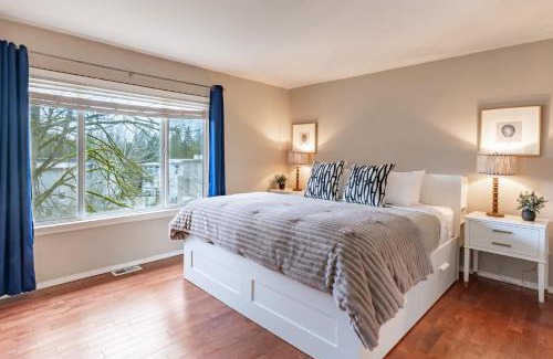 Inglewood-Finn Hill House | Spacious & Serene 6-Br Family Retreat in Kirkland